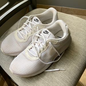 Women Nike Tanjun Shoes